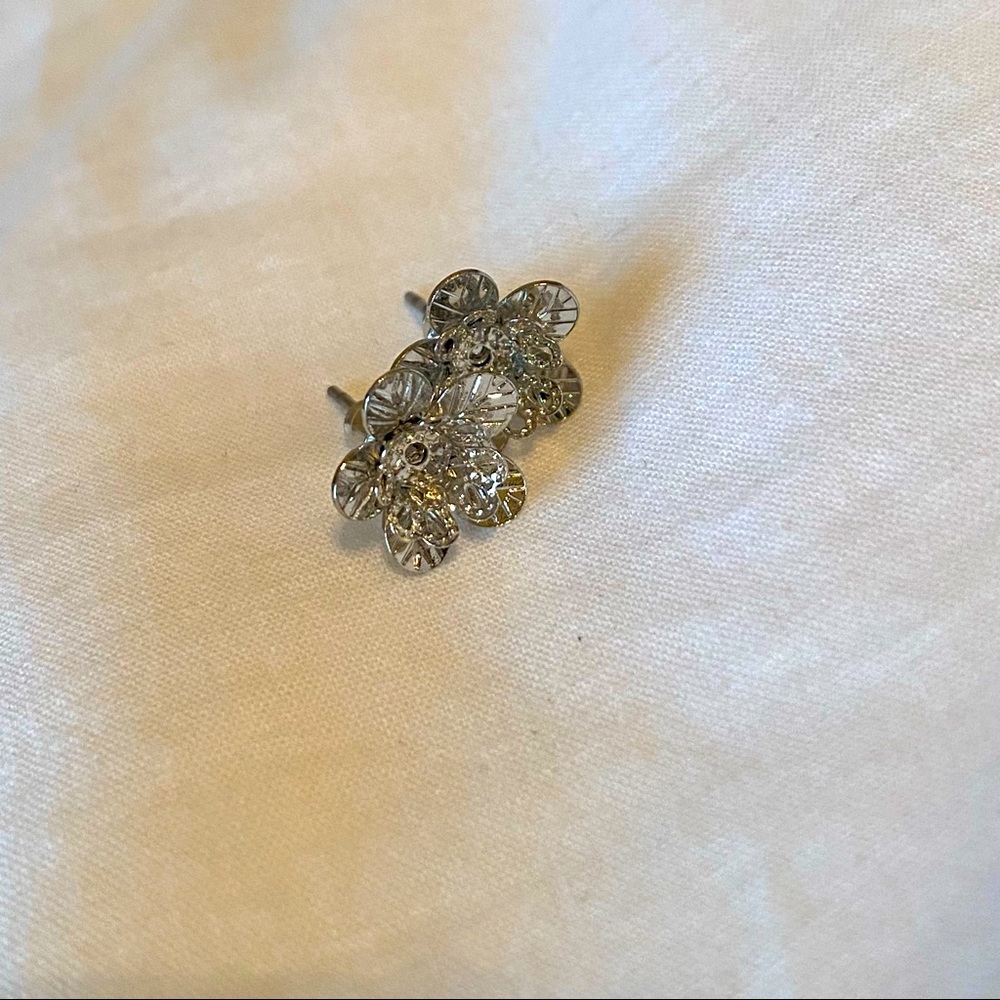 Silver flower stud earrings